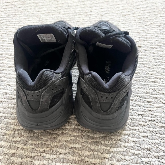 Size 5.5 - adidas Yeezy Boost 700 V2 Vanta - Picture 3 of 6